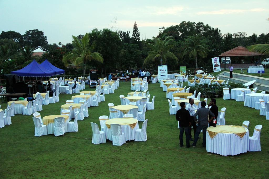 By The Way Hotel Mysore Buitenkant foto