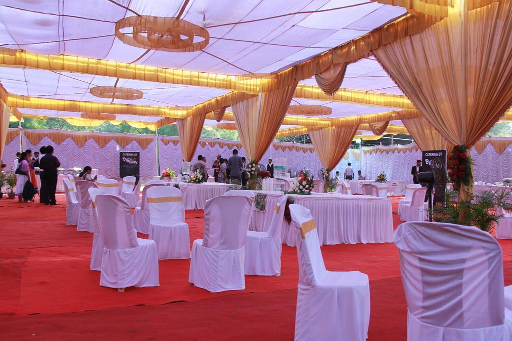 By The Way Hotel Mysore Buitenkant foto
