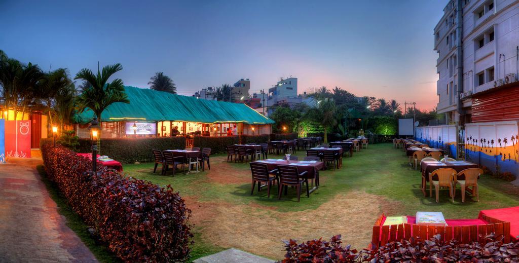 By The Way Hotel Mysore Buitenkant foto