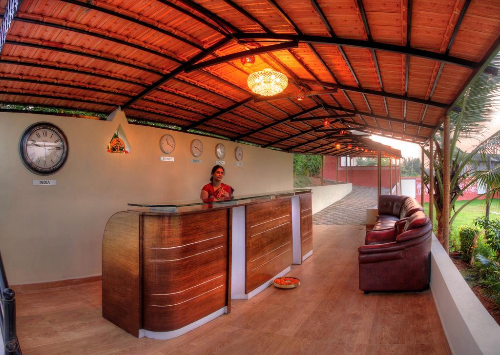 By The Way Hotel Mysore Buitenkant foto