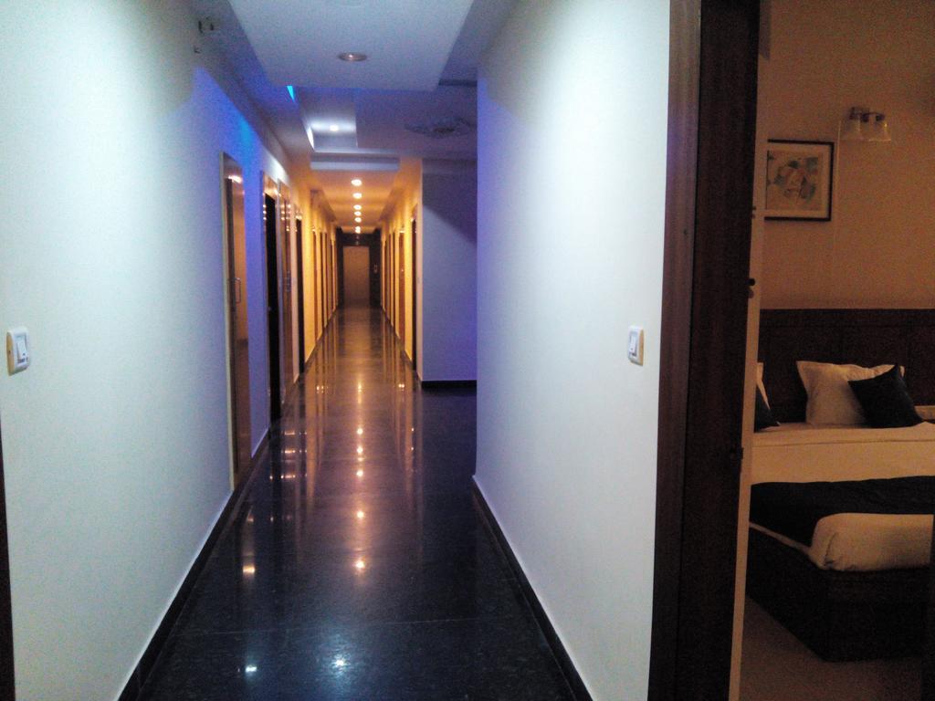By The Way Hotel Mysore Buitenkant foto