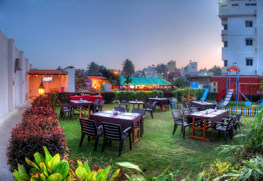 By The Way Hotel Mysore Buitenkant foto