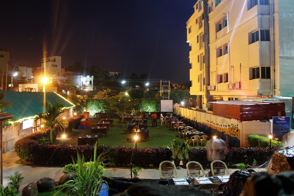 By The Way Hotel Mysore Buitenkant foto