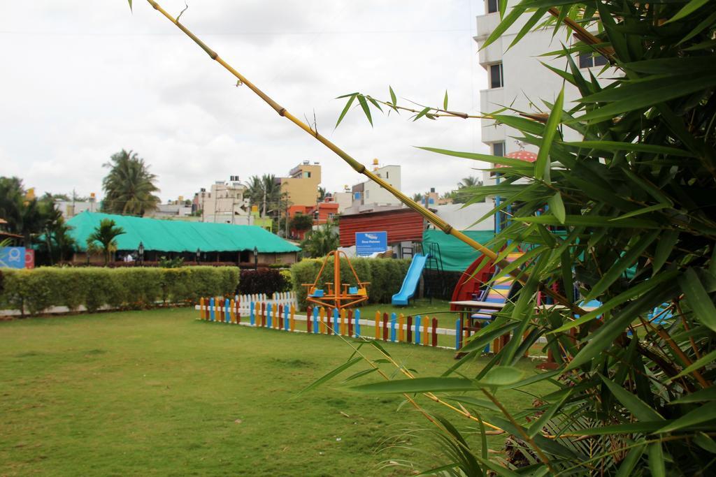 By The Way Hotel Mysore Buitenkant foto